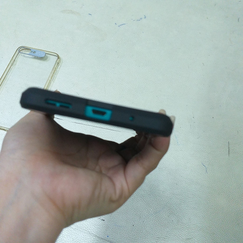 Ốp Lưng Nokia 2.3 Chống Sốc Dạng Carbon Hiệu Likgus Amor được làm bằng chất liệu TPU mềm giúp bạn bảo vệ toàn diện mọi góc cạnh của máy rất tốt lớp nhựa này khá mỏng bên ngoài kết hợp thêm bên trên và dưới dạng carbon